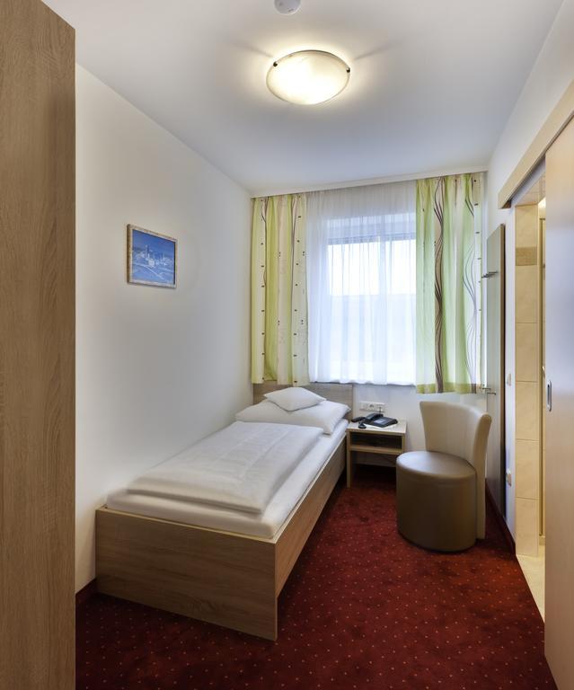 Hotel Restaurant Wallner I Contactless Check-In Sankt Valentin Exterior foto