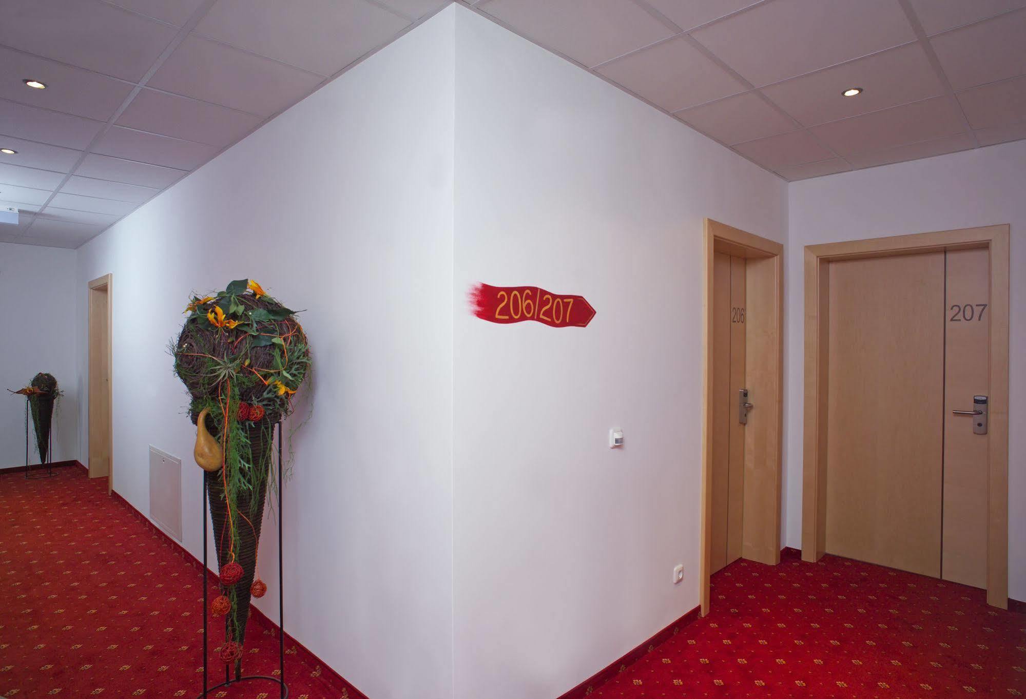 Hotel Restaurant Wallner I Contactless Check-In Sankt Valentin Exterior foto