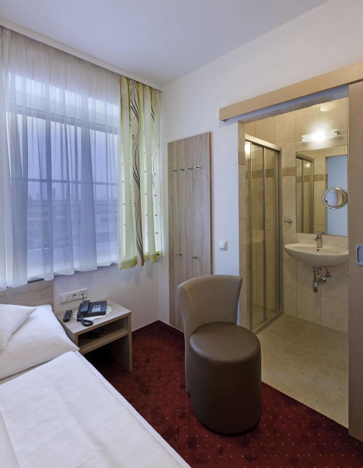 Hotel Restaurant Wallner I Contactless Check-In Sankt Valentin Exterior foto