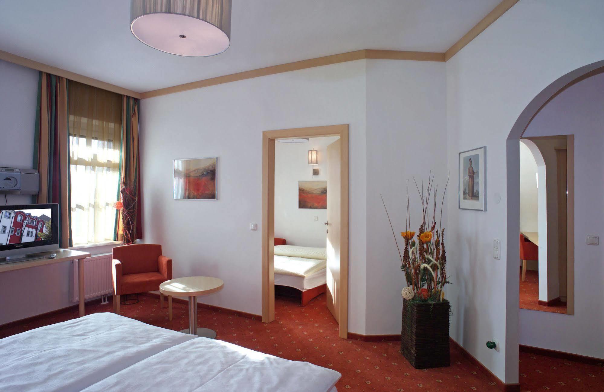 Hotel Restaurant Wallner I Contactless Check-In Sankt Valentin Exterior foto